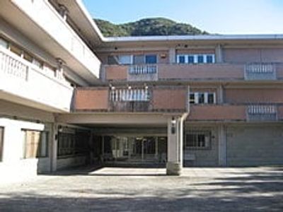 明るい施設の外観