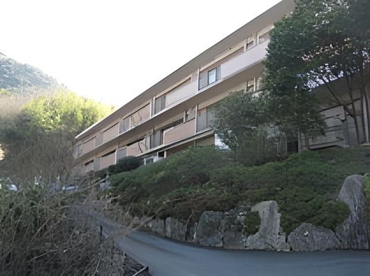 緑に囲まれた外観