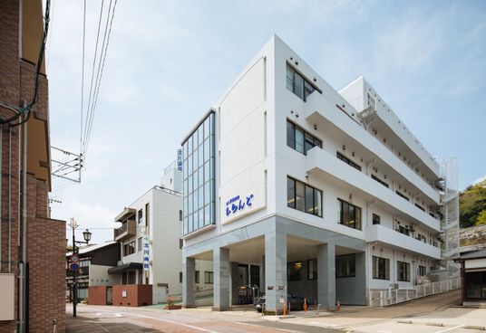 明るい外観の建物