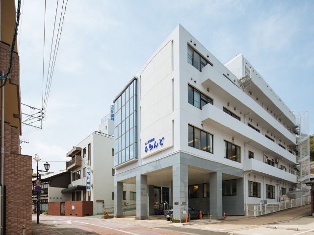 清潔感のある建物外観 外観 ゆとりのある通路が特徴の建物外観です。こちらでは、ご自由に出入りいただきやすい環境を整えております。