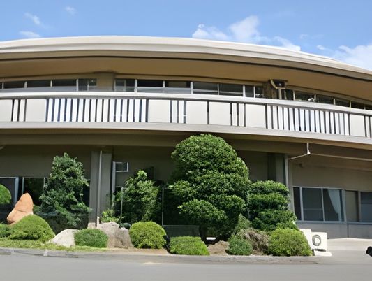 緑に囲まれた建物の外観