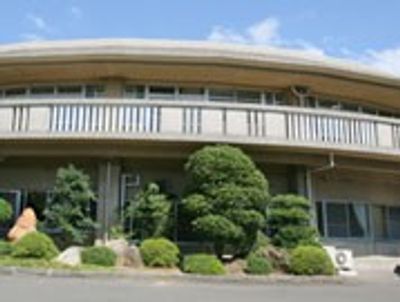 緑に囲まれた建物の外観