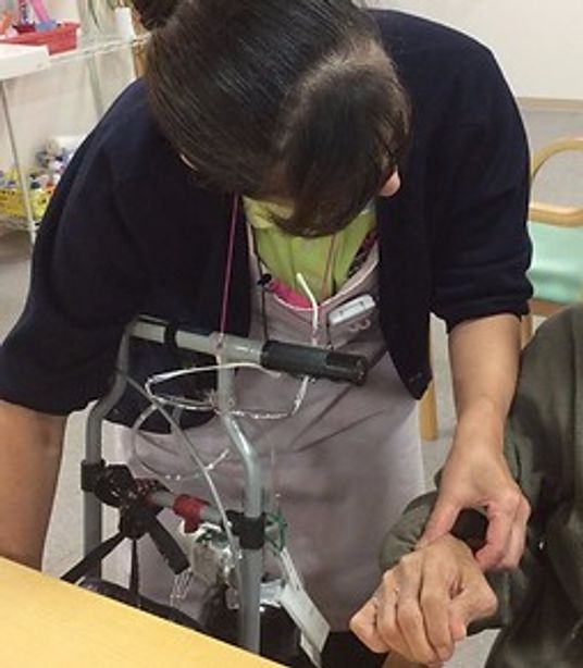 介護支援を行う様子