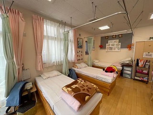 落ち着いた雰囲気の居室 居室 広々とした居室では、リラックスできる環境が整っています。自然光が差し込む明るい空間で、心地よく過ごせます。