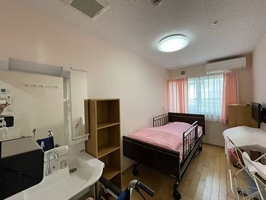 明るい個室の居室  