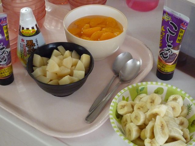 果物とデザートの盛り合わせ ダイニングルーム 新鮮なフルーツが並ぶデザートプレートです。食事後の楽しみとして、存分に味わえます。