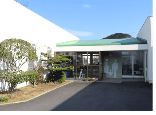 緑の屋根の建物外観