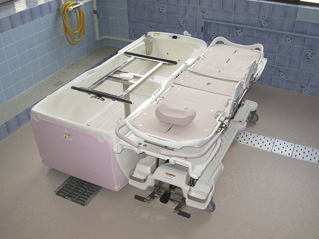 特殊浴槽のある浴室 浴室 特殊浴槽が設置された浴室です。利用者の安全と快適さを重視し、介助をしやすい設計になっています。