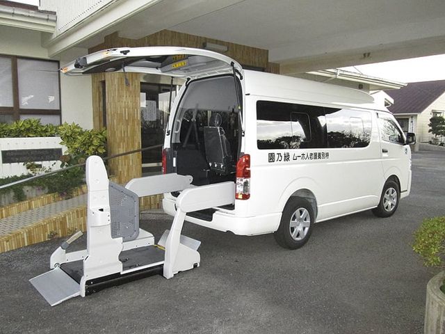 車椅子対応車の外観 外観 車椅子対応の専用車は、快適な移動をサポートします。乗降が簡単で安心です。