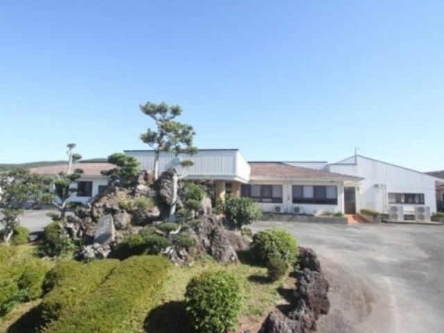 庭付き建物の外観 外観 庭園がある施設の外観は、リラックスできる雰囲気を感じられます。自然に囲まれた職場環境です。