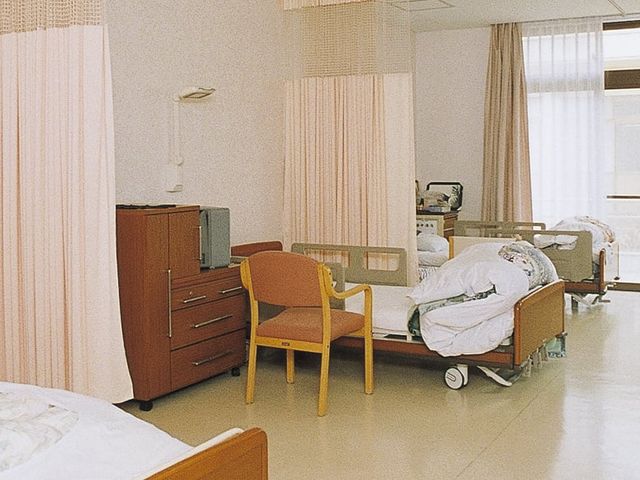 広い明るい居室 居室 大きな窓から自然光が差し込む居室です。快適に過ごせる広々とした空間になっています。