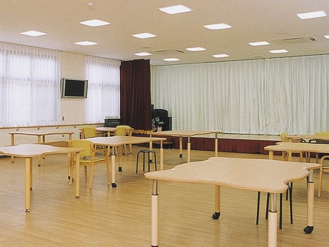 広々とした多目的室 多目的室 明るい自然光が差し込む多目的室です。広々とした空間で様々なアクティビティに適しています。