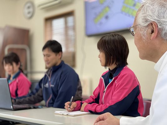 会議中のスタッフ
