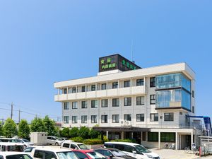 青空の下の建物外観  