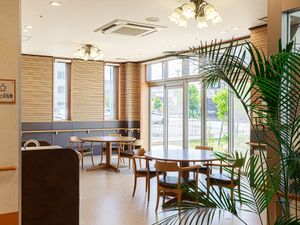 明るい食堂のテーブル席  