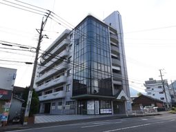 都会の明るい施設外観