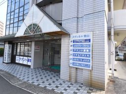 施設のエントランス外観