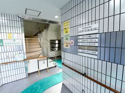 案内表示と階段のエントランス