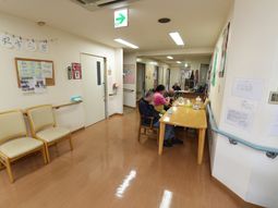 廊下に椅子とテーブル