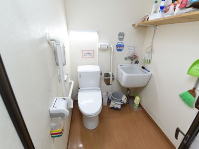 バリアフリー設計のトイレ