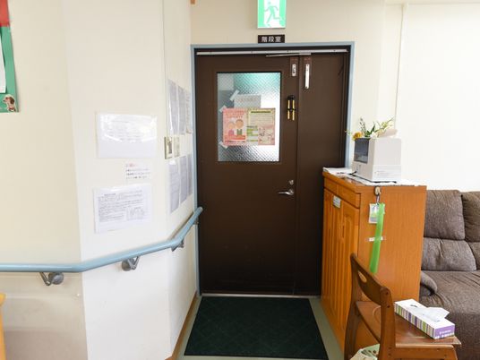 玄関付近の通路とドア
