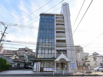 都市型の建物の外観