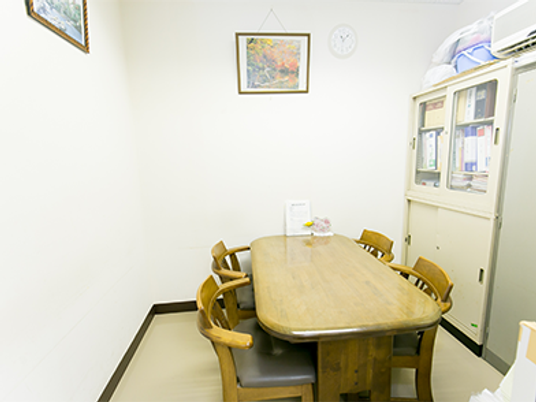 6人用の明るい食堂  