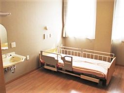 居室のベッドと洗面台
