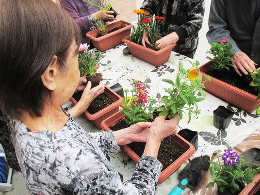 手植え体験を楽しむ高齢者たち