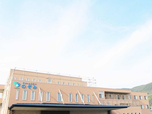 青空背景の建物外観
