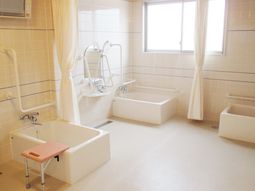 明るい浴室設備