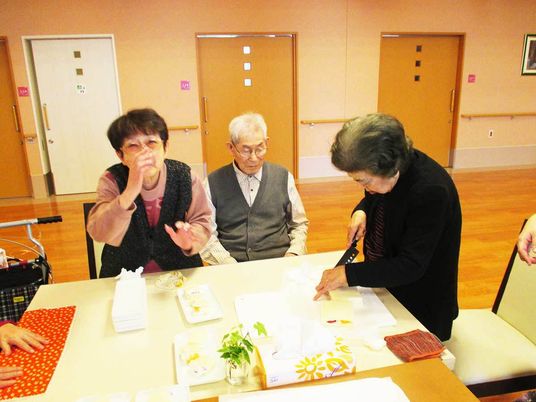 笑顔で活動する高齢者の集い