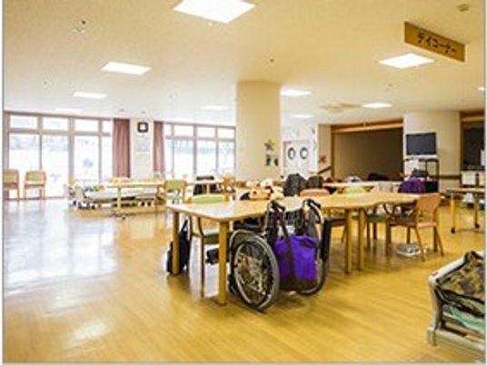 明るい食堂の車椅子席  