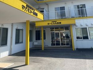 明るい施設の外観  