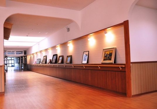 絵画展示の廊下