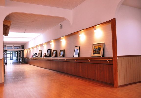 絵画展示の廊下