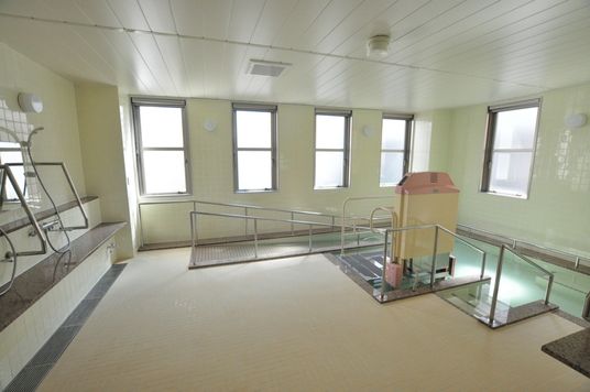 明るい浴槽がある部屋