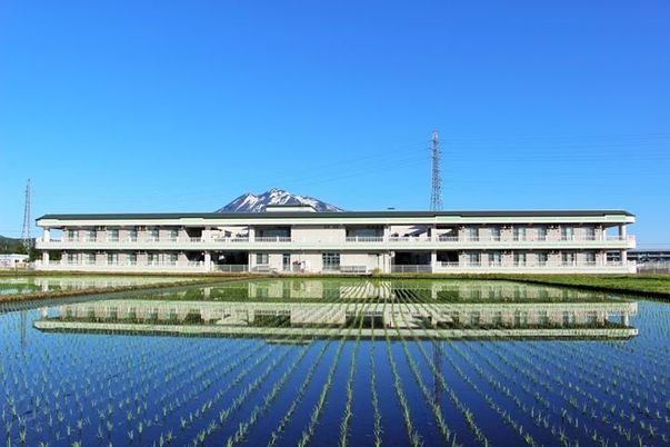 背景に山が見える外観