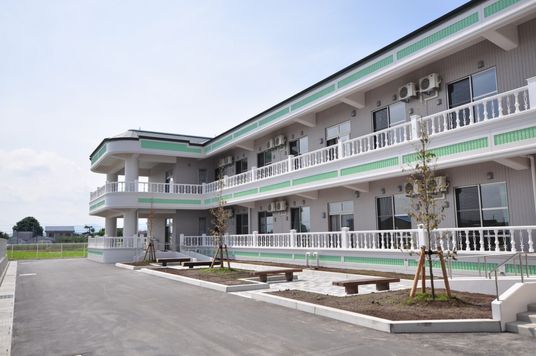 白い壁の建物外観