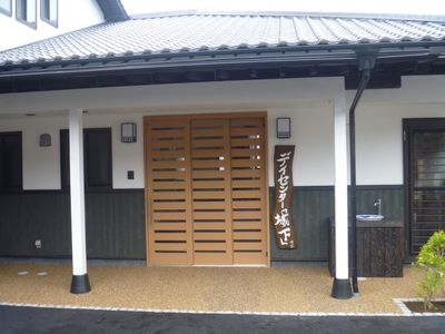 安心感のある入口外観  