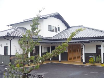 庭付きの建物外観