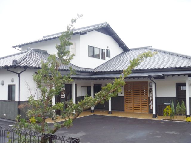 庭付きの建物外観
