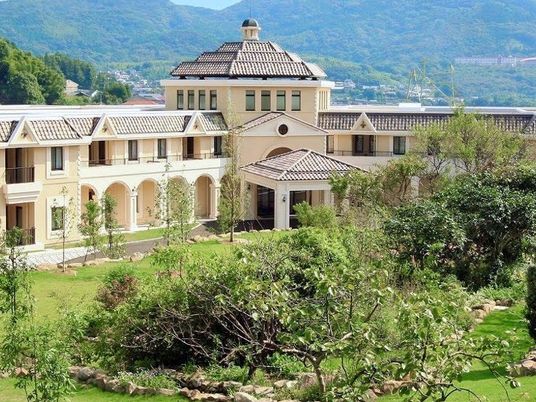 緑に囲まれた建物外観  