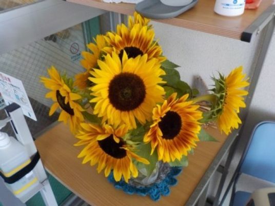 ひまわりの花瓶と受付台  