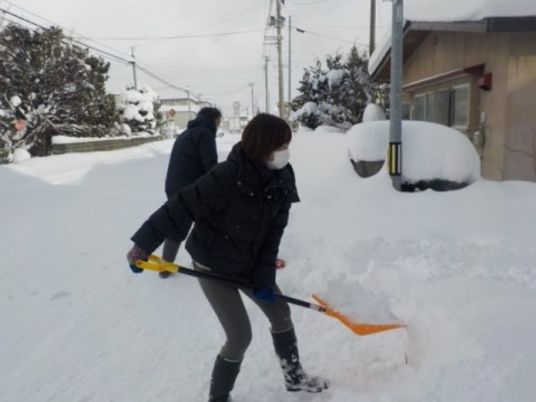 除雪する屋外通路  