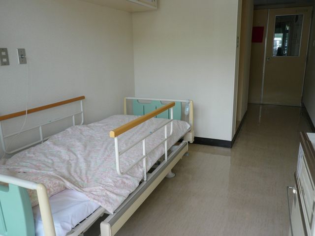 静かなベッドの居室 居室 落ち着いた雰囲気のシンプルな空間です。快適に過ごせるよう設計されています。