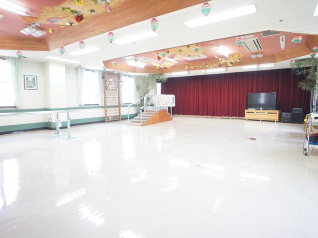 明るい多目的室 多目的室 自然光が差し込む広々とした多目的スペースです。イベントや集いに適しています。