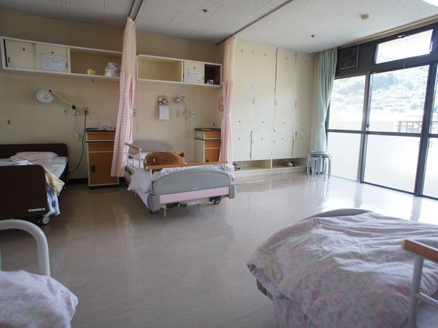 明るく開放的な居室 居室 広々とした空間に、たっぷりと自然光が差し込む居室です。ベッド周りが整っており、快適に過ごせます。