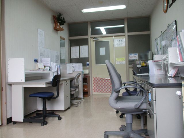 整理された事務室 休憩室 整理整頓されたデスクが配置されている静かなスペースです。集中して作業できる環境です。