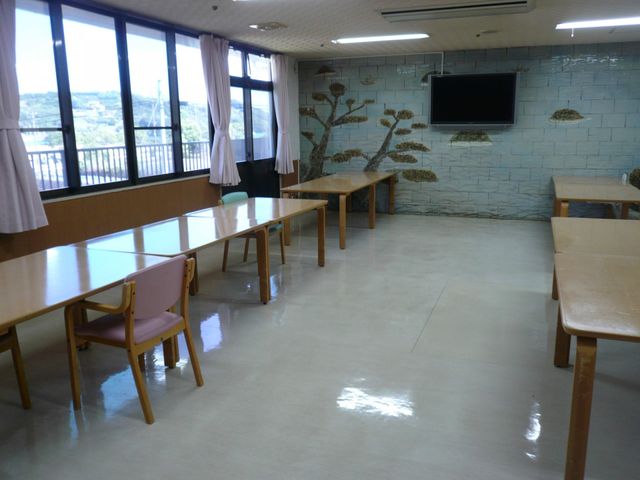 窓辺の広々とした食堂 食堂 自然光がたっぷり入る広々とした空間で、リラックスしながら食事のひとときを楽しめます。
